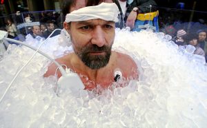 Wim Hof en un baño de hielo