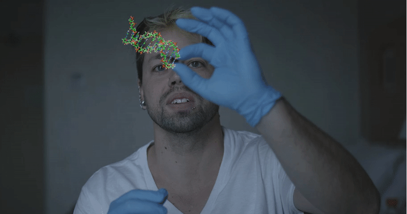 Josiah Zayner con un fragmento de ADN