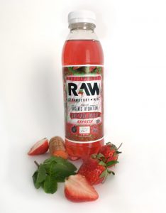 Botella de RAW superdrink con fresas, menta y zanahoria