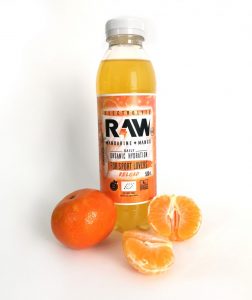 Botella de RAW superdrink con media mandarina